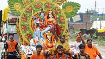 Officers showered flower on Kanwariyas from a helicopter in Bareilly