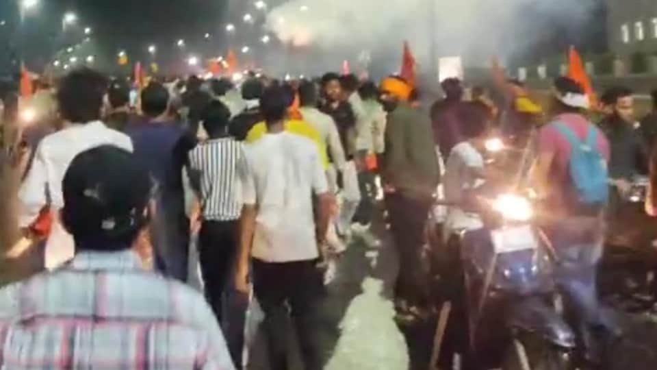 Amroha: Fire breaks out in a Kanwariya group's DJ setup on the highway, causing a stampede-like situation