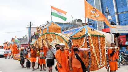 Officers showered flower on Kanwariyas from a helicopter in Bareilly