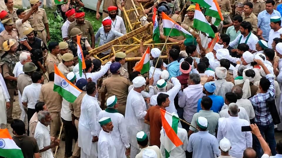 Baghpat: Farmers forcibly enter expressway and hold tractor rally; Naresh Tikait issues warning