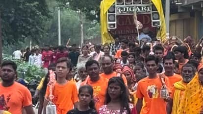 Jhansi: Babina echoes with chants of 'Bam-Bam Bhole'; grand Kanwar Yatra sets out from Sukuva-Dhukuva.