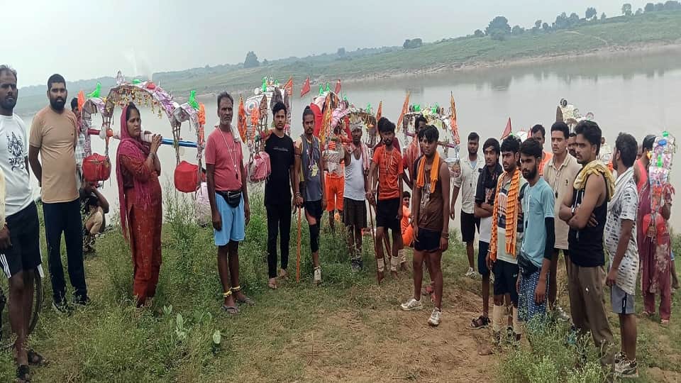MP Kanwariyas Stranded at Chambal's Kanjer Ghat After Motorboat Seized by Administration