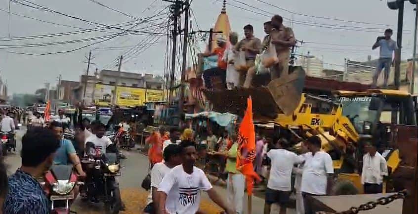 UP: Flowers Showered on Kanwariyas From a Bulldozer Heartwarming Welcome Wins Hearts