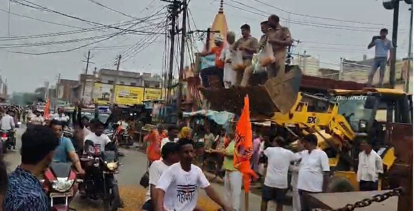 कांवड़ियों पर फूल बरसाती पुलिस
