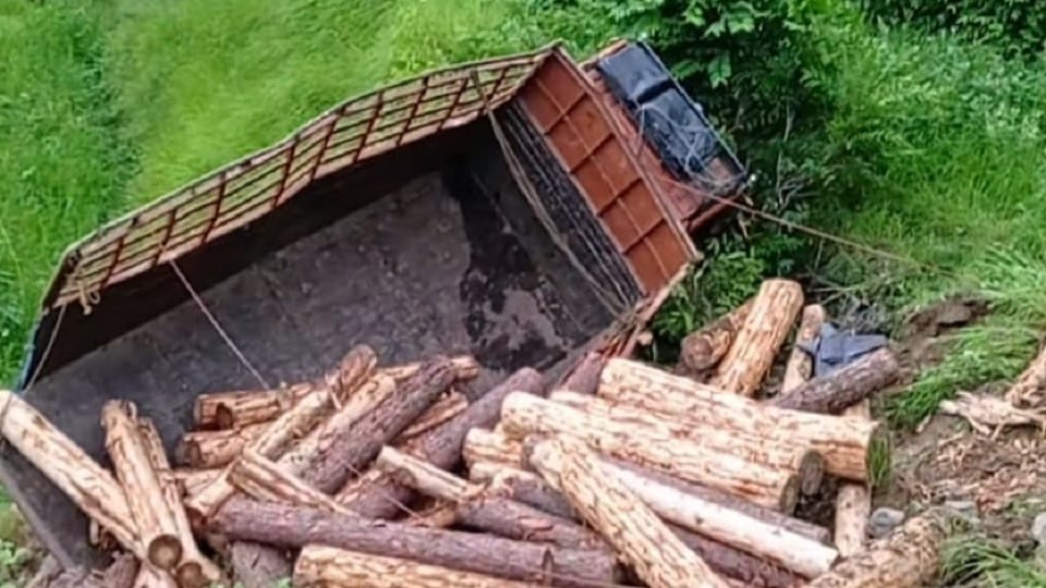Uttarakhand News: अल्मोड़ा के स्याल्दे में लकड़ी से भरा ट्रक पलटा, मलबा बना हादसे की वजह; चालक घायल
