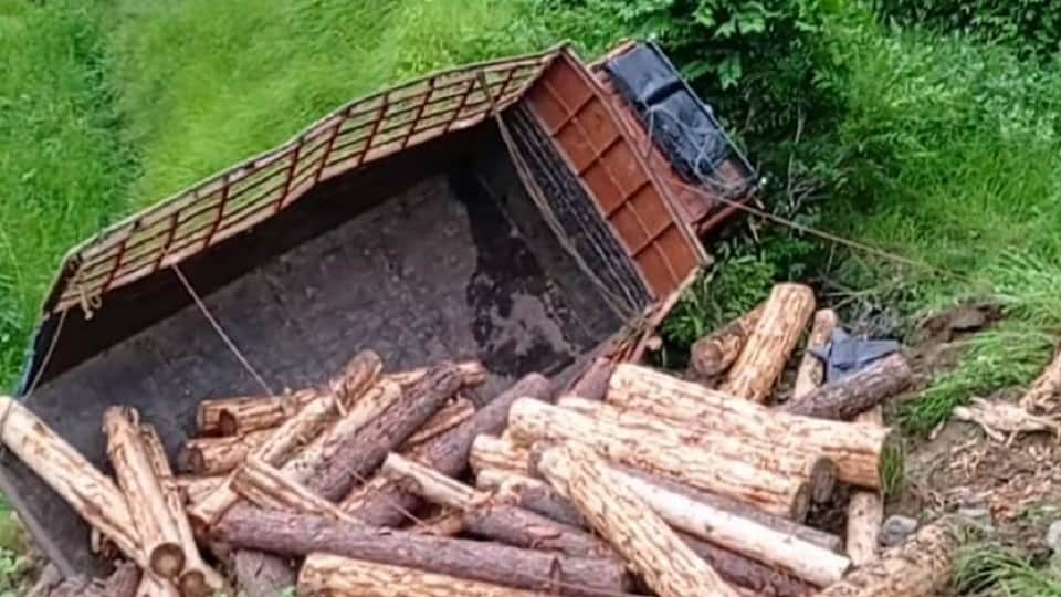 A truck loaded with wood overturned in Syalde, Almora