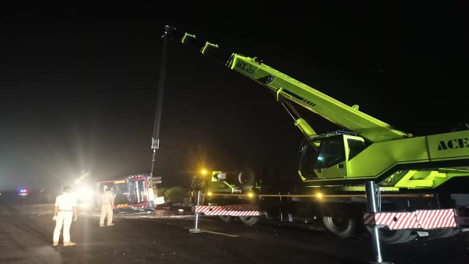 Agra-Lucknow Expressway Accident: Sleeper Bus Overturns After Driver Dozes Off, One Dead