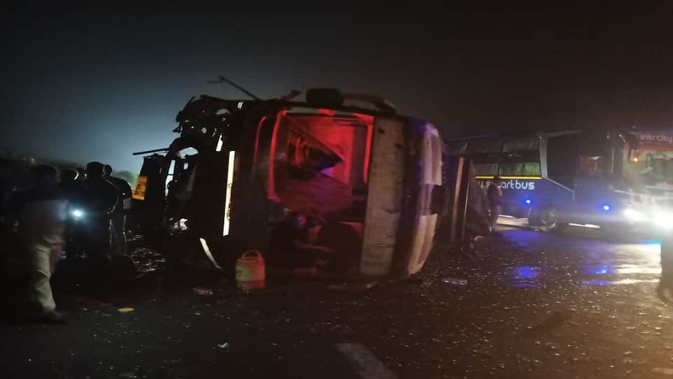 Agra-Lucknow Expressway Accident: Sleeper Bus Overturns After Driver Dozes Off, One Dead