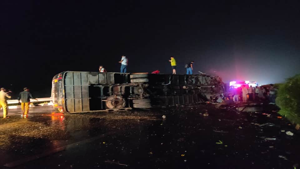 Agra-Lucknow Expressway Accident: Sleeper Bus Overturns After Driver Dozes Off, One Dead