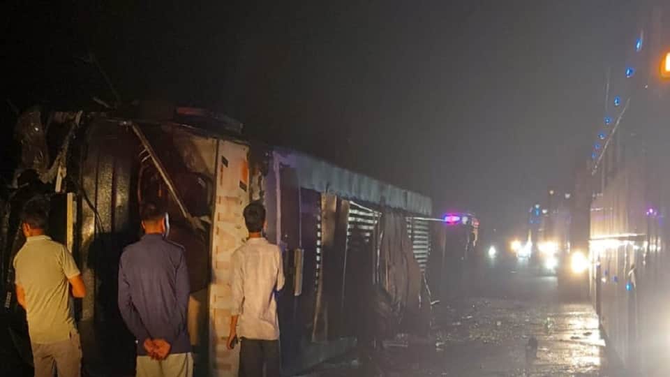Agra-Lucknow Expressway Accident: Sleeper Bus Overturns After Driver Dozes Off, One Dead