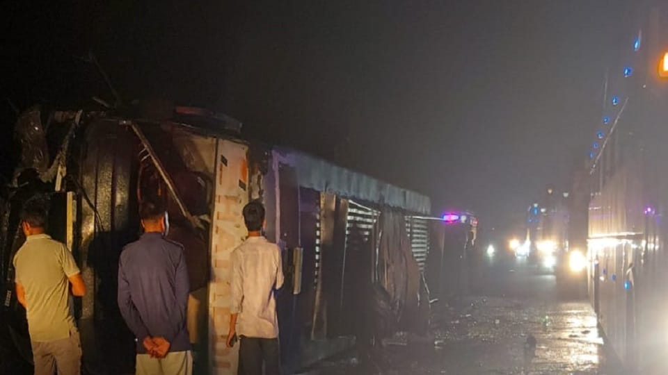Agra-Lucknow Expressway Accident: Sleeper Bus Overturns After Driver Dozes Off, One Dead