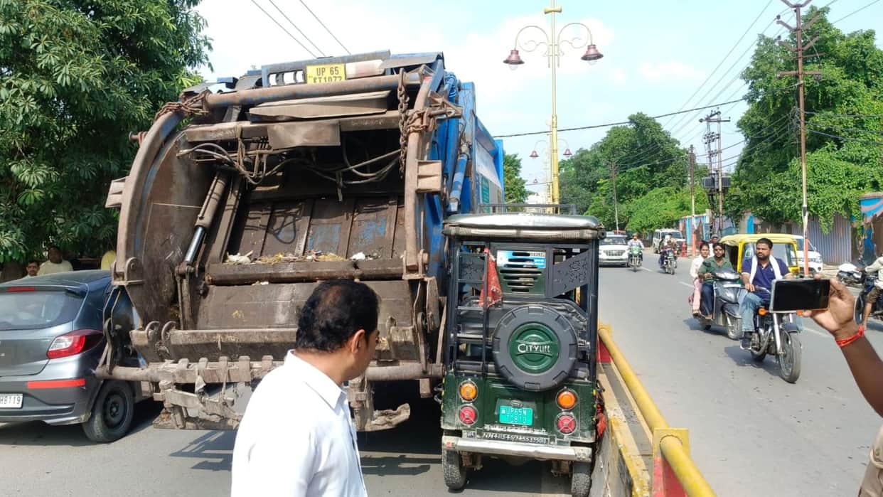 Varanasi Municipal Corporation garbage truck hits e-rickshaw woman loses her leg