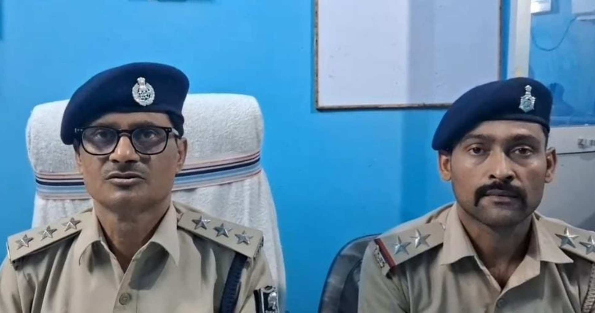 मामले की जानकारी देते पुलिस अधिकारी