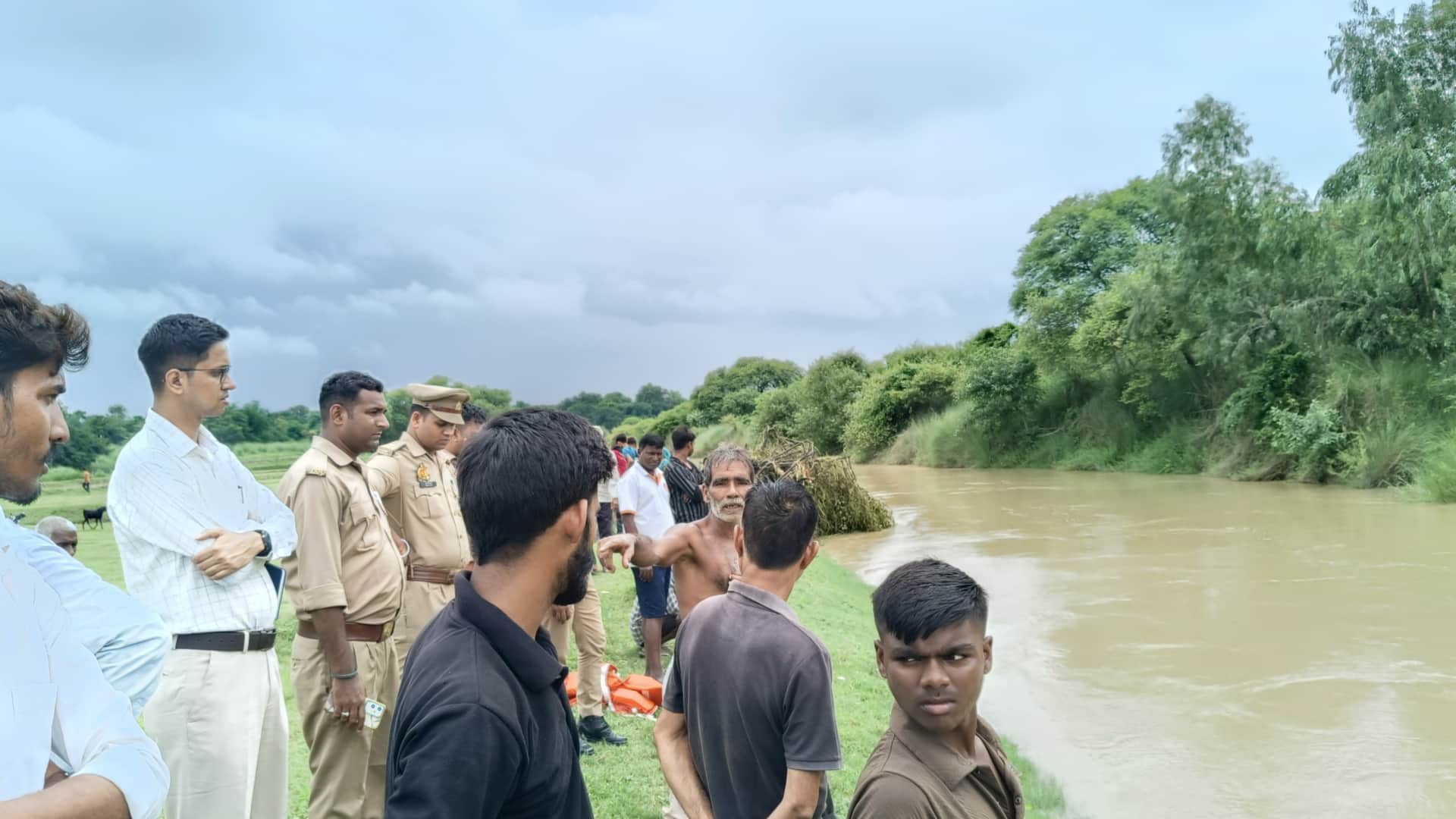 मट्टन नाले में भाई-बहन के डूबने की सूचना पर जुटी भीड़ और पहुंची पुलिस।