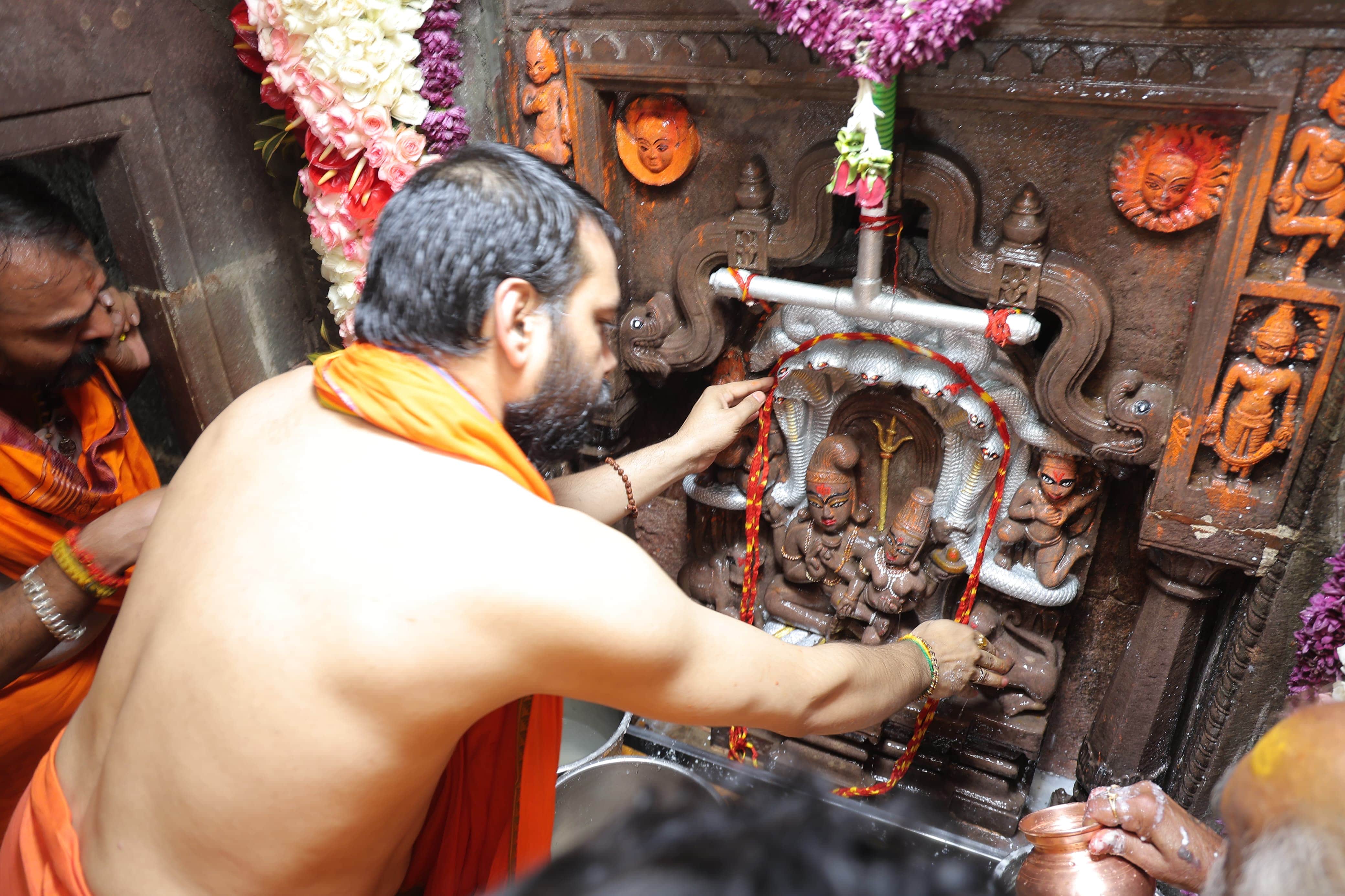 nag panchmi 2026 nagchandreshwar temple doors open midnight ujjain mahakal