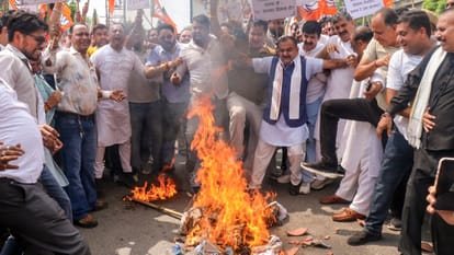 उमर सरकार के खिलाफ भाजपा का हल्लाबोल: रोजगार से लेकर विकास तक उठाए सवाल, जम्मू में जमकर प्रदर्शन BJP mounts major protest against NC govt in Jammu, accuses it of failing on promises