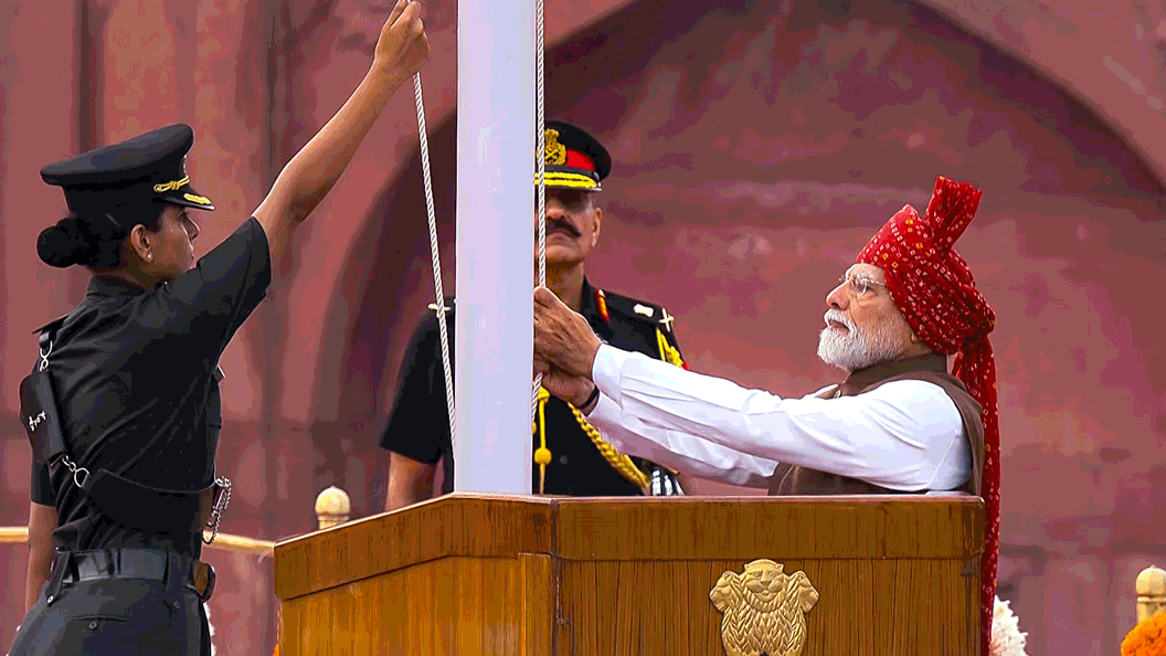 लाल किले पर PM मोदी के साथ दिखी महिला अधिकारी: सोनिया या रितिका?