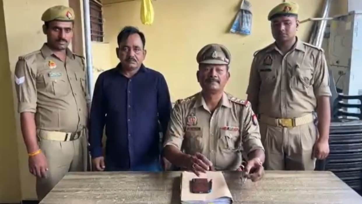Chandauli fraud of Rs 17.22 lakh under pretext of securing an MLC seat police arrest  accused