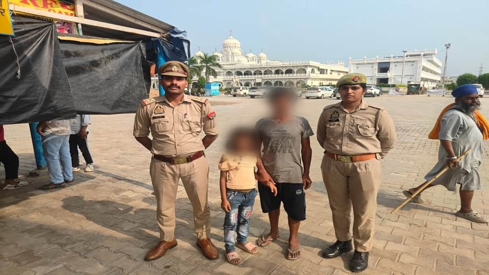Police reunited girl who had become separated from her family at Kailash Fai, with her relatives in Agra