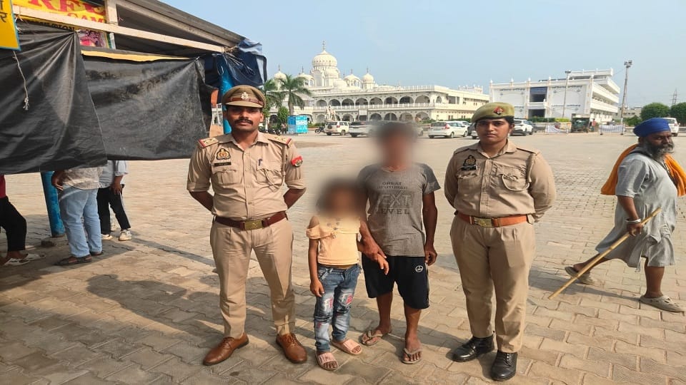 Police reunited girl who had become separated from her family at Kailash Fai, with her relatives in Agra