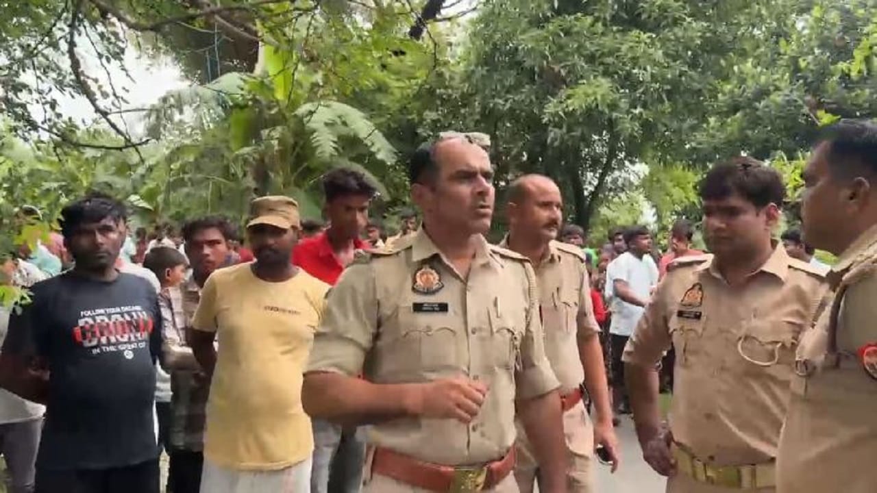 घटनास्थल पर जांच करती पुलिस