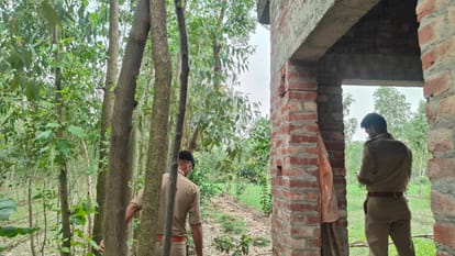 खेत से निकाला गया शव