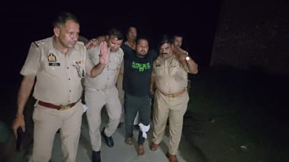घायल आरोपी को लेकर जाते पुलिसकर्मी