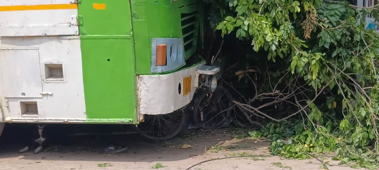 Agra: Bus Crashes Into Transformer After Driver Falls Ill, Major Accident Averted