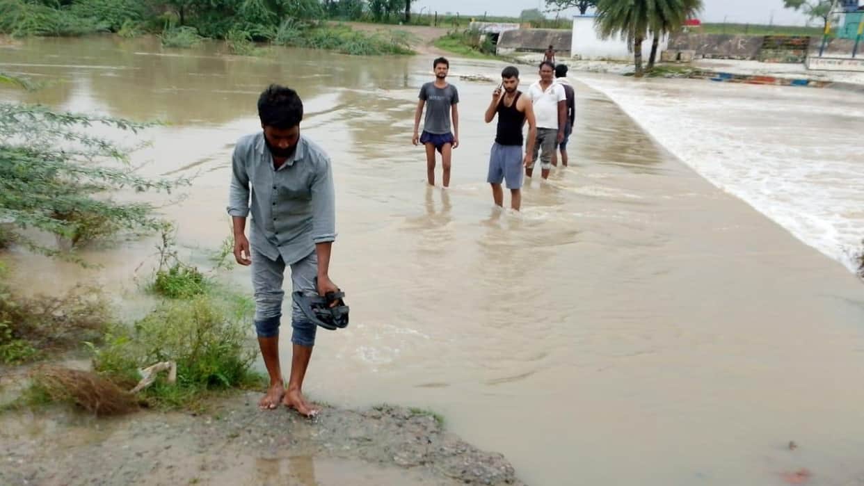 Jhansi: Chhech River water levels are surging and the causeway has been washed away