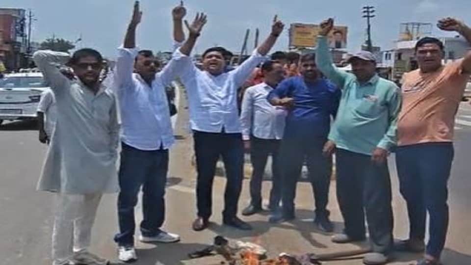 UP: RLD Workers Protest Akhilesh Yadav's Remark, Burn Effigy in Kirawali