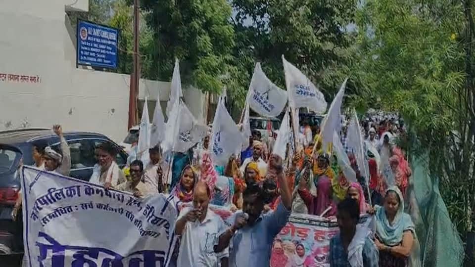 Sanitation workers in Rohtak took to the streets to stage a protest against the government