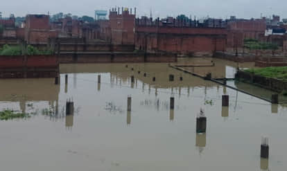 UP: Swelling Ganga rises 13 cm above the warning mark; water enters eight neighborhoods