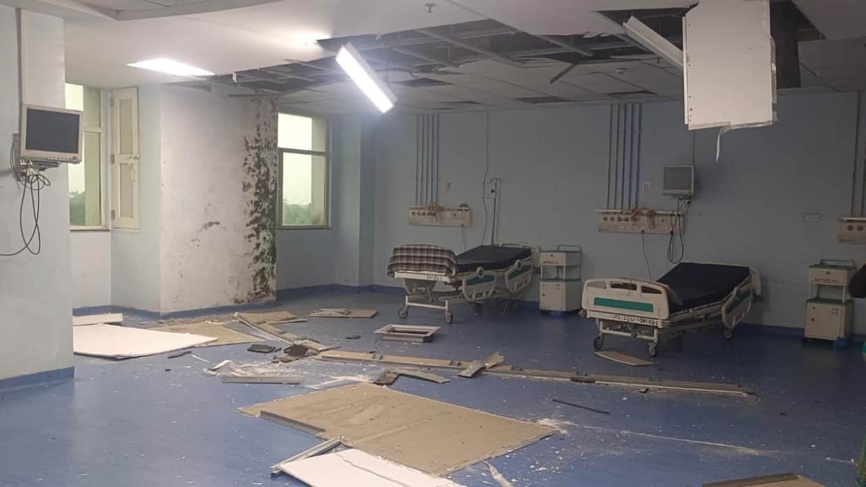 Jhansi: False ceiling of Super Speciality Block ICU collapses; major accident averted.