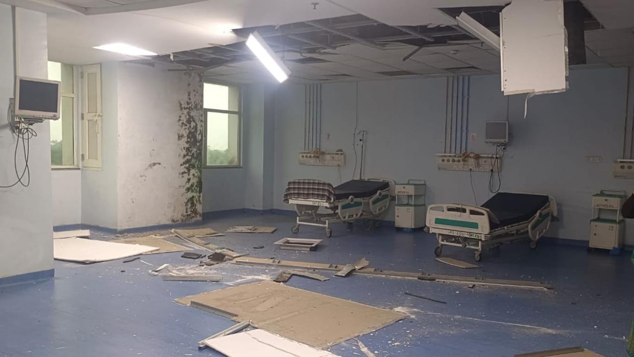 Jhansi: False ceiling of Super Speciality Block ICU collapses; major accident averted.