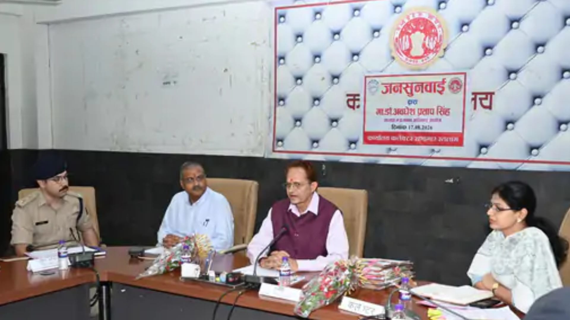 सर्किट हाउस में मीडिया से बातचीत करते आयोग अध्यक्ष डॉ. अवधेश प्रताप सिंह