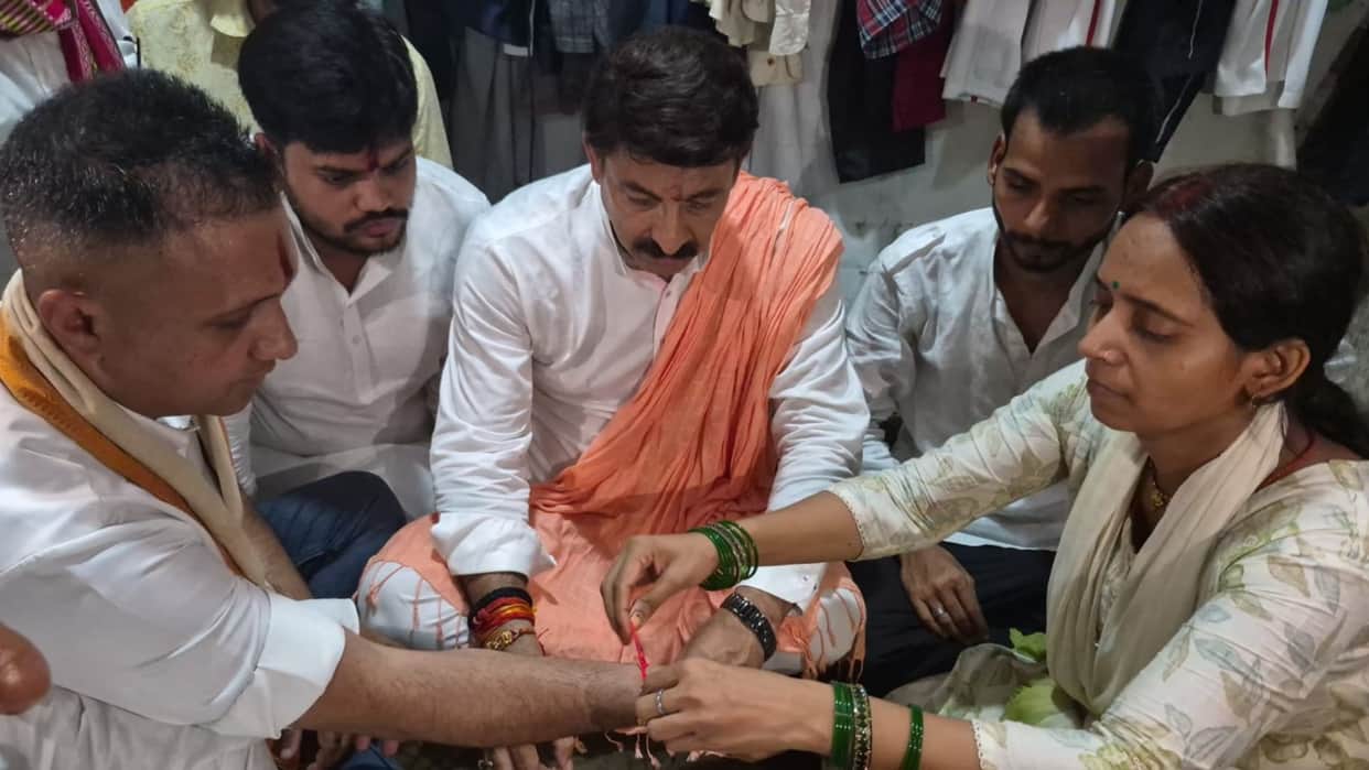 bharat-tiwari-case-manoj-tiwari-meets-family-biloṭi-bhojpur