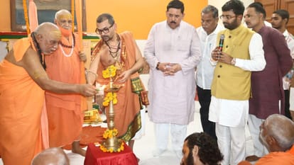 संत संवाद का शुभारंभ करते संत