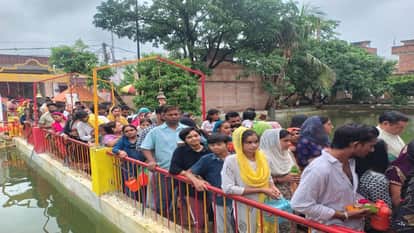 Officers showered flower on Kanwariyas from a helicopter in Bareilly