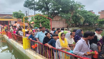 Officers showered flower on Kanwariyas from a helicopter in Bareilly