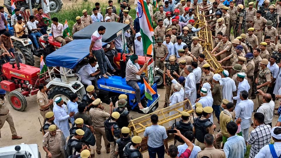 Baghpat: Farmers forcibly enter expressway and hold tractor rally; Naresh Tikait issues warning