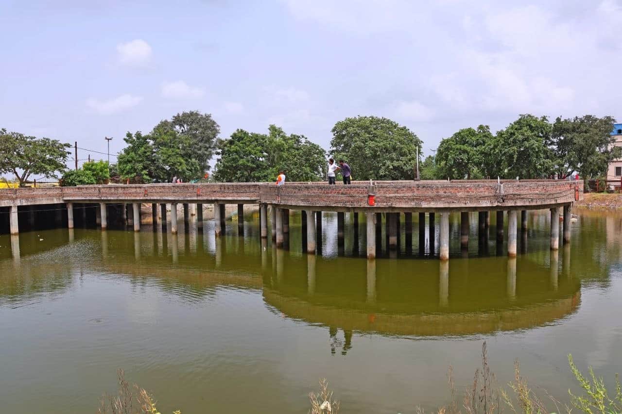 indore-news-bijasan-mata-temple-land-reduced-to-2-acres-navratri-fair-in-trouble