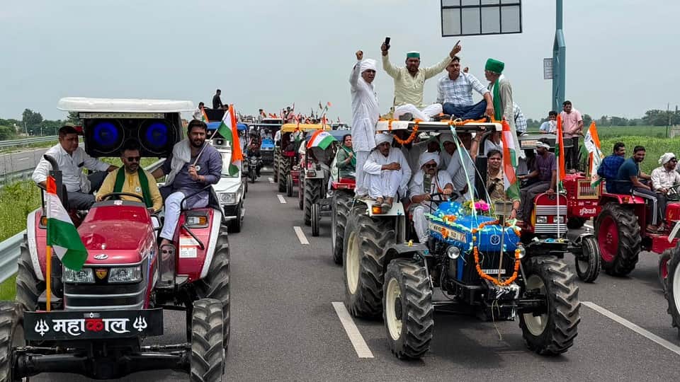 Baghpat: Farmers forcibly enter expressway and hold tractor rally; Naresh Tikait issues warning