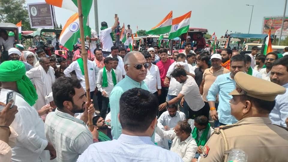 Baghpat: Farmers forcibly enter expressway and hold tractor rally; Naresh Tikait issues warning