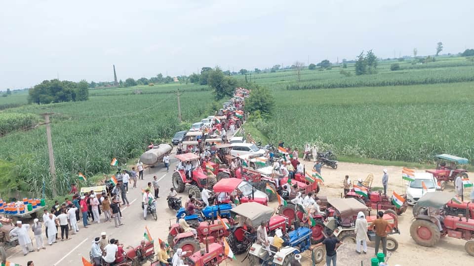 Baghpat: Farmers forcibly enter expressway and hold tractor rally; Naresh Tikait issues warning