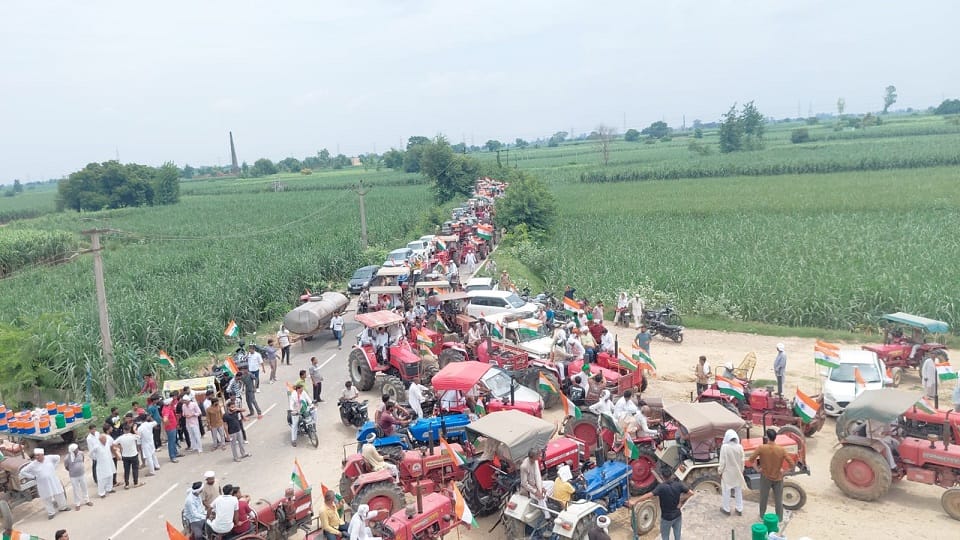 Baghpat: Farmers forcibly enter expressway and hold tractor rally; Naresh Tikait issues warning