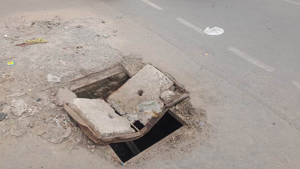 Agra Cantonment’s Civic Neglect: Open Manholes, 14-Foot Sewer Pit and Pothole-Ridden Roads Put Public at Risk