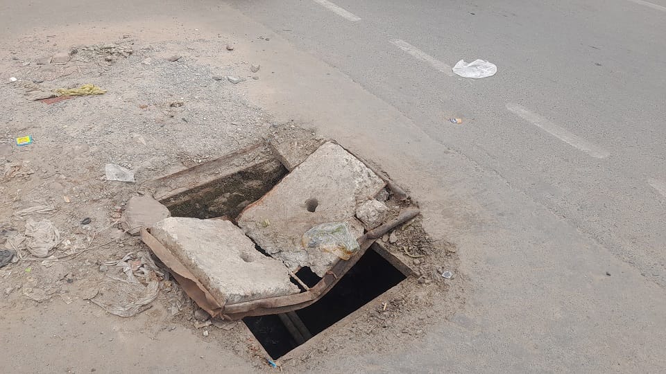 Agra Cantonment’s Civic Neglect: Open Manholes, 14-Foot Sewer Pit and Pothole-Ridden Roads Put Public at Risk