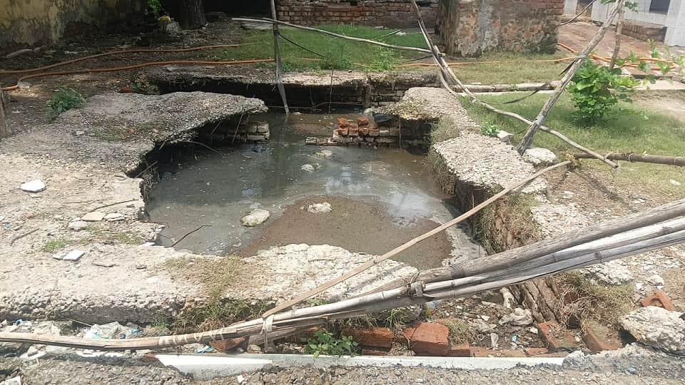 Agra Cantonment’s Civic Neglect: Open Manholes, 14-Foot Sewer Pit and Pothole-Ridden Roads Put Public at Risk