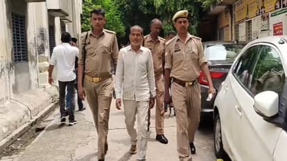 आरोपी को लेकर जाती पुलिस