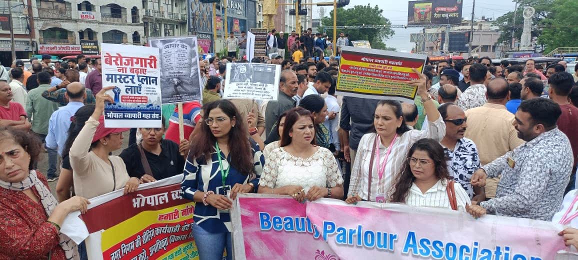 No immediate relief for Bhopal shopkeepers: Hopes pinned on the Supreme Court; traders took to the streets and